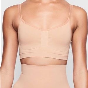 SKIMS SCULPTING BRALETTE / OCHRE
